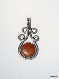 Colgante de la colección Pedro Beltran. Colgante de peltre con madera.