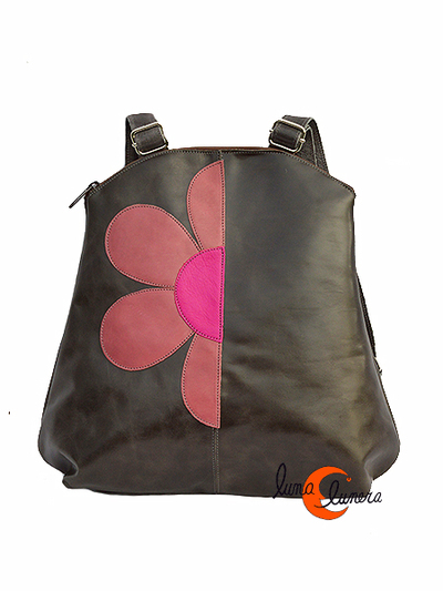 Arteycuero, mochila grande redonda gris con margarita.