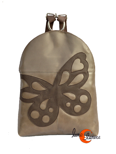 Arteycuero, mochila pequeña redonda color bisón con mariposa.