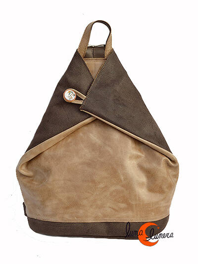 Arteycuero, mochila triangulo marrón.
