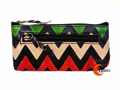 Shanti, monederos de piel de India. Monedero rectangular alargado, zig zag con verde.