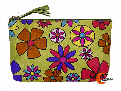 Monederos de piel Grescart. Neceser grande dos cremalleras, verde con flores.