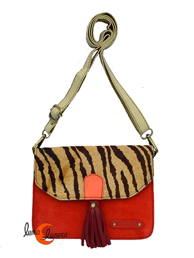 Soruka, bolsos de piel de colores. Bolso pequeño cuadrado de ante y print, rojo.