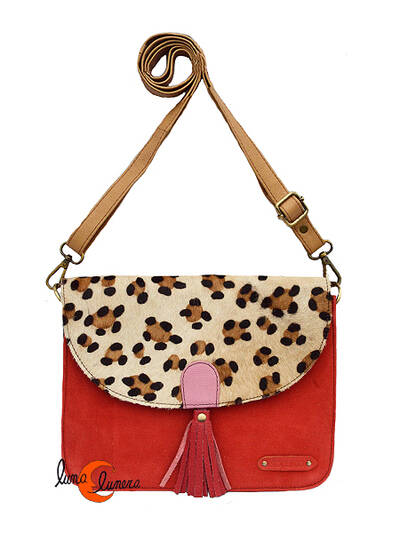 Soruka, bolsos de piel de colores. Bolso grande cuadrado de ante y print, rojo.