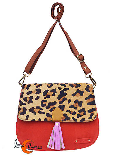 Soruka, bolsos de piel de colores. Bolso grande redondo de ante y print, rojo.