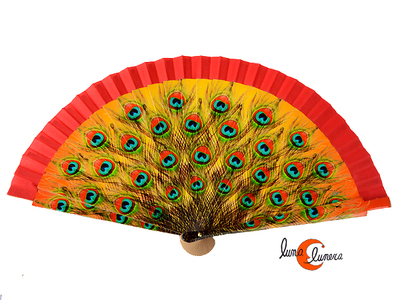 Abanico de tela y madera pintada, pavo real, rojo.
