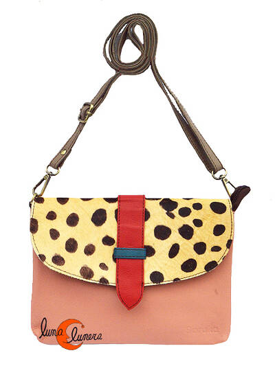 Soruka, bolsos de piel de colores. Bolso plano mediano trabilla, rosa palo y print.