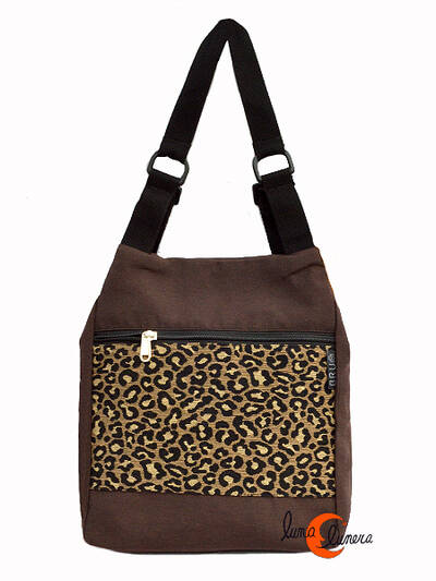 Mochilas de tela BRUO. Mochila bolso pirámide marrón chocolate con print.