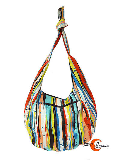 Bolso bandolera de tela redondeado, rayas blancas.