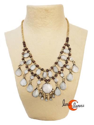 Collares India. Gargantilla estilo antiguo de alpaca y bronce con piedras blancas.