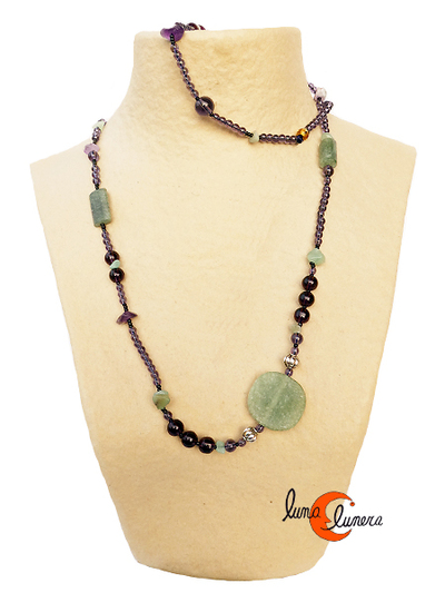 Collares India. Collar largo con jaspe verde y bolitas moradas.