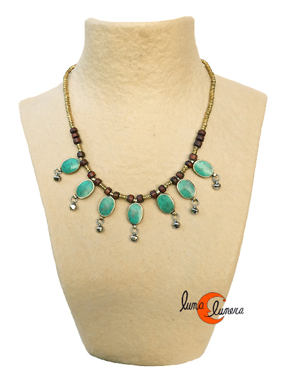 Collares India. Gargantilla estilo antiguo de alpaca y bronce pequeña con piedras verdes.