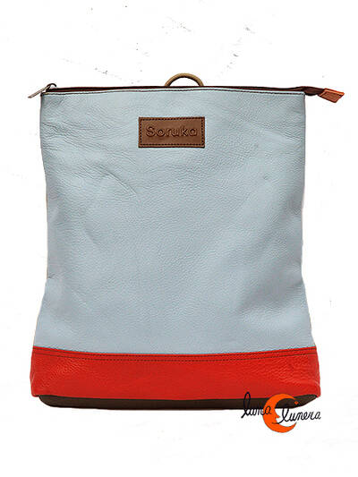 Soruka, mochila de piel de colores. Mochila cuadrada celeste.