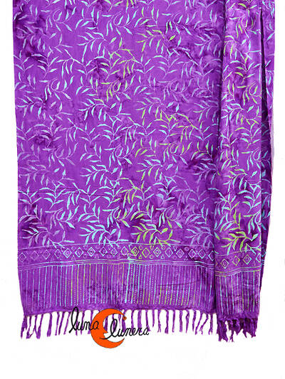 Pareo-fular Bali lila con dibujos celeste.