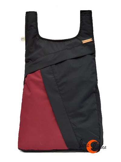 Impermeables. Mochilas de tela Mugling. Mochila redonda granate lado izquierdo.