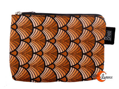 Estuches y neceseres de tela Bruo.  Estuche o pequeño neceser. Abanicos naranjo.