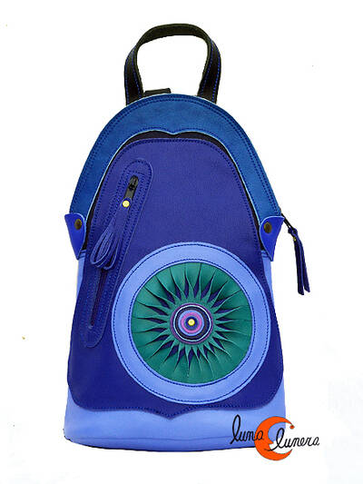 Mochila de cuero del taller Arco Iris. Mochila pequeña azul.