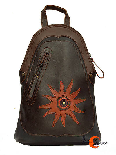 Mochila de cuero del taller Arco Iris. Mochila grande marrón con sol.