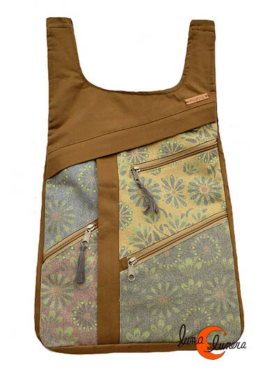 Mochilas de tela Mugling. Mochila marrón vertical flores pastel.