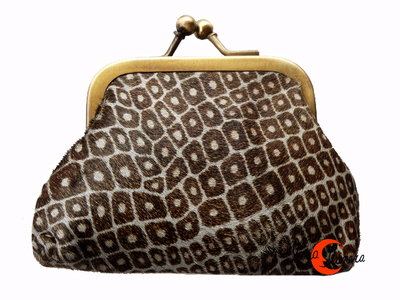 Monedero de piel pequeño con boquilla de clip, print marrón con gris.