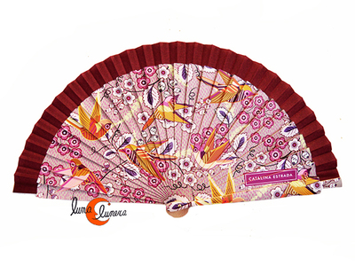 Abanico de tela y madera pintada, Catalina Estrada, gorriones granate.