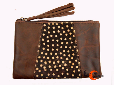 Monedero de piel print grande, marrón con lunares.
