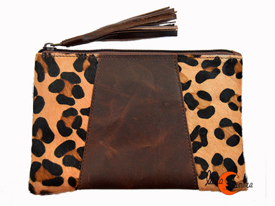 Monedero de piel print grande, ocre y marrón.