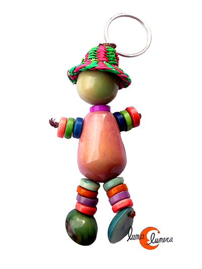 Llavero de semillas de tagua. Muñeco con sombrero, rosa.