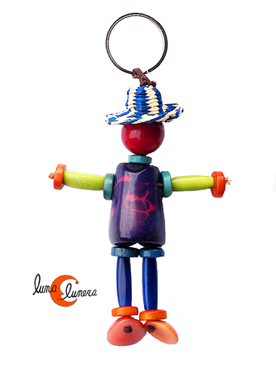 Llavero de semillas de tagua. Muñeco con sombrero, morado.