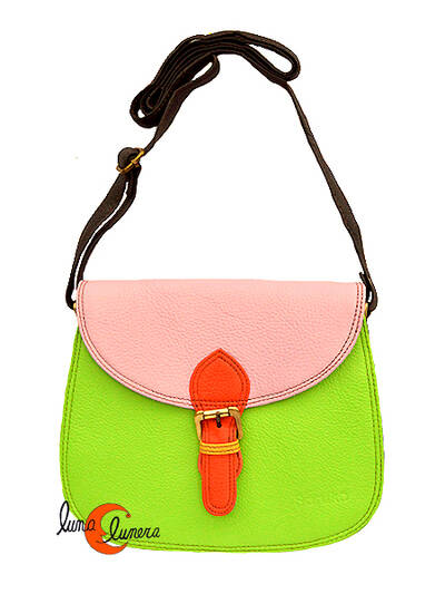 Soruka, bolsos de piel de colores. Bolso grande redondo con solapa y hebilla, verde fuerte y rosa.