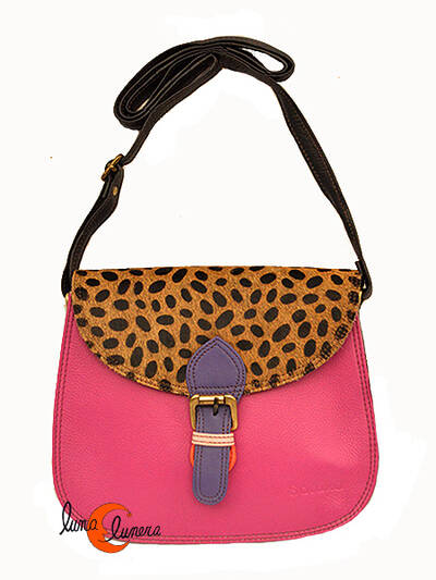 Soruka, bolsos de piel de colores. Bolso grande redondo con solapa y hebilla print fucsia.
