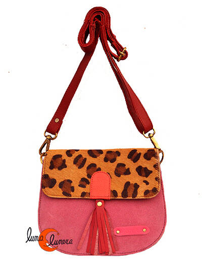 Soruka, bolsos de piel de colores. Bolso pequeño redondo de ante y print, rosa con tirador rojo.