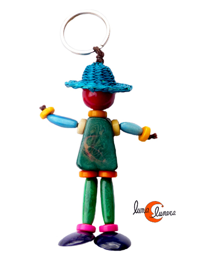 Llavero de semillas de tagua. Muñeco con sombrero, verde.