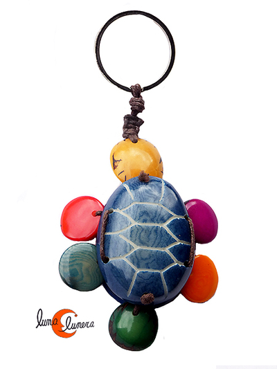 Llavero de semillas de tagua. Tortuga azul.