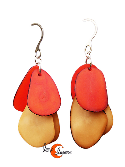 Pendientes de semillas de tagua. Racimo corto marfil naranja.