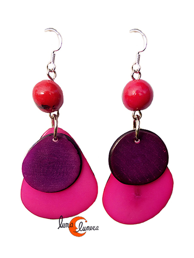 Pendientes de semillas de tagua. Dos piezas fucsia morado con bola roja.