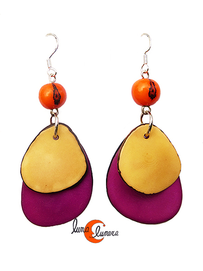 Pendientes de semillas de tagua. Dos piezas morado marfil con bola naranja.