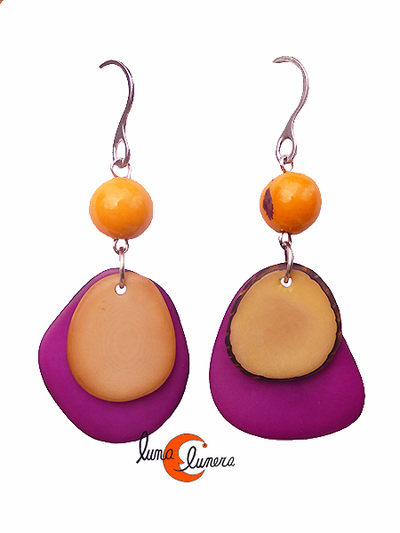 Pendientes de semillas de tagua. Dos piezas morado marfil con bola amarilla.