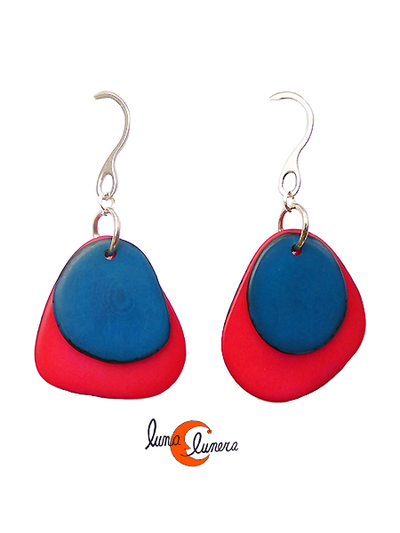 Pendientes de semillas de tagua. Dos piezas fucsia azul.