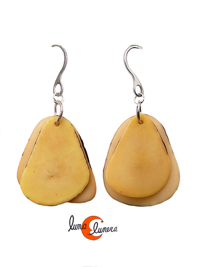 Pendientes de semillas de tagua. Dos piezas verde marfil.