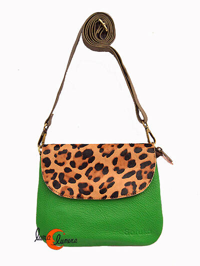 Soruka, bolsos de piel de colores. Bolso pequeño plano con solapa, verde y print.