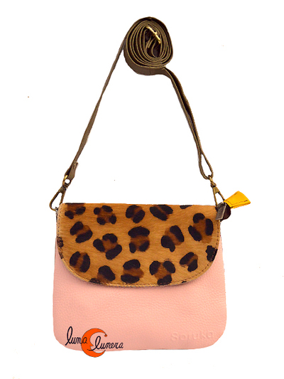 Soruka, bolsos de piel de colores. Bolso pequeño plano con solapa, rosado y print.