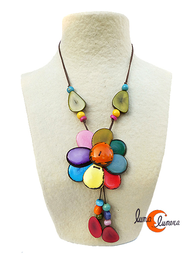 Collar de semillas de tagua. Flor grande multicolor.