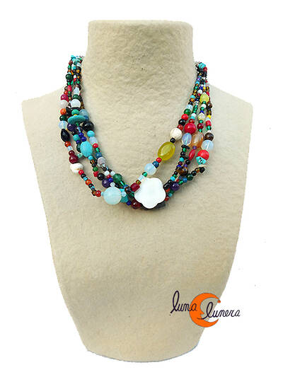 Collar de piedras tipo gargantilla corta. Multicolor flor blanca.