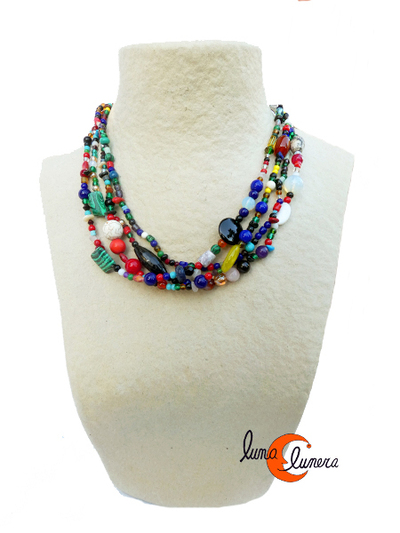 Collar de piedras tipo gargantilla corta. Multicolor.