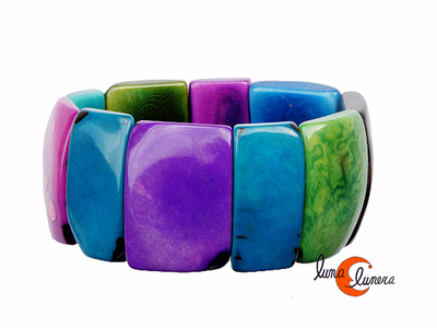 Pulsera de semillas de tagua, rectángulos morados, verdes y azules.