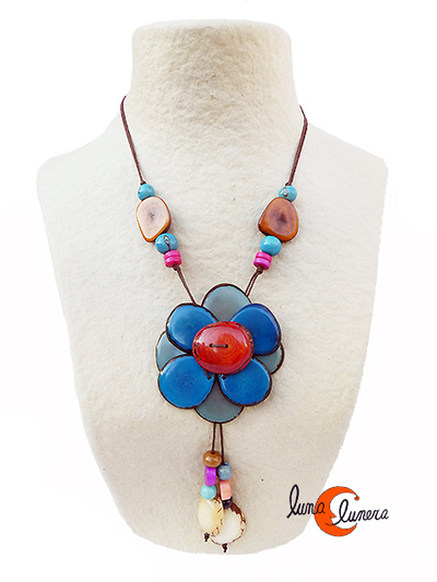 Collar de semillas de tagua. Flor grande azul.
