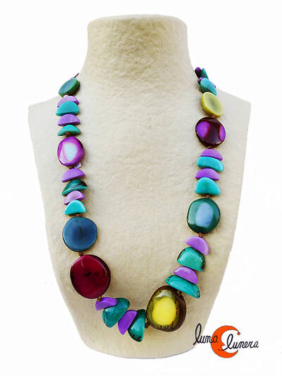 Collar de semillas de tagua. collar mediano colores verde y morado.