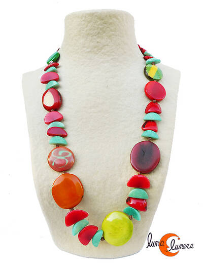 Collar de semillas de tagua. collar mediano colores verde y rojo.
