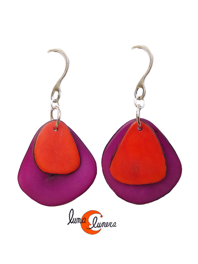 Pendientes de semillas de tagua. Dos piezas magenta rojo.